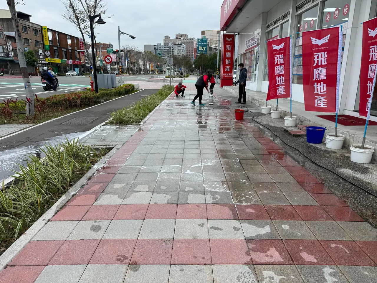 飛鷹地產昨緊急道歉,並將地板恢復原狀。翻攝自我是頭份人臉書