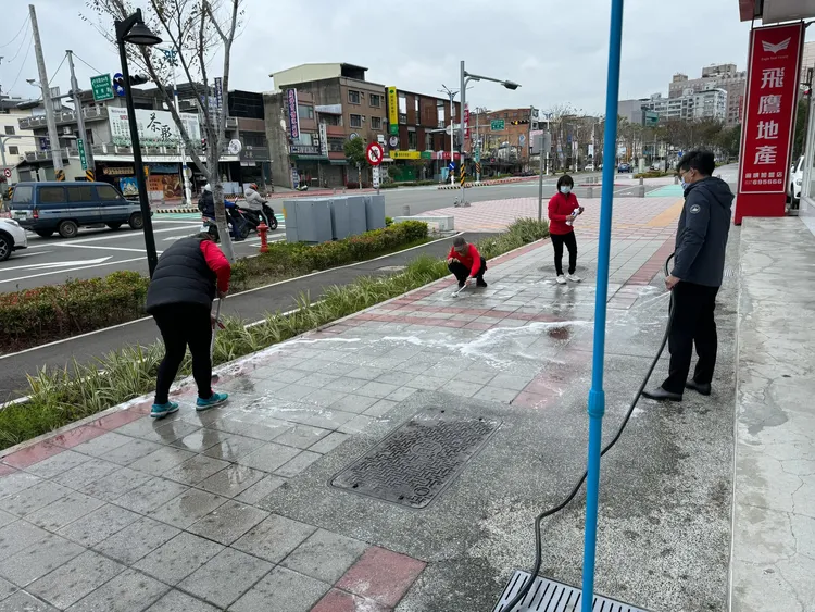 店家刷洗地板道歉。翻攝自我是頭份人臉書
