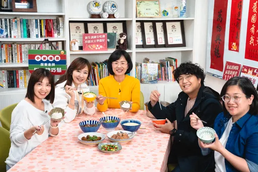 蘇巧慧、郭昱晴做年菜!這綠委帶鍋白飯就來蹭 20年前照片意外曝光