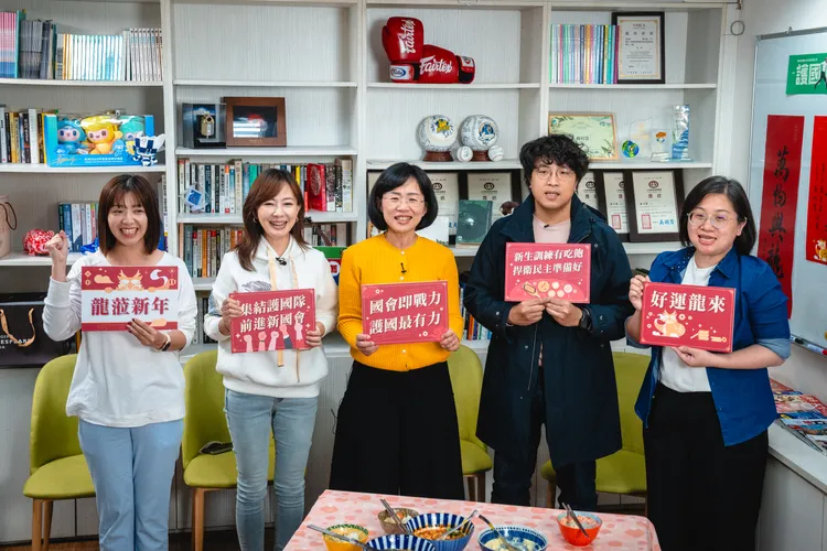5人祝福民眾龍年行大運，期許彼此進入國會後，一起在第一線守護台灣。蘇巧慧辦公室提供