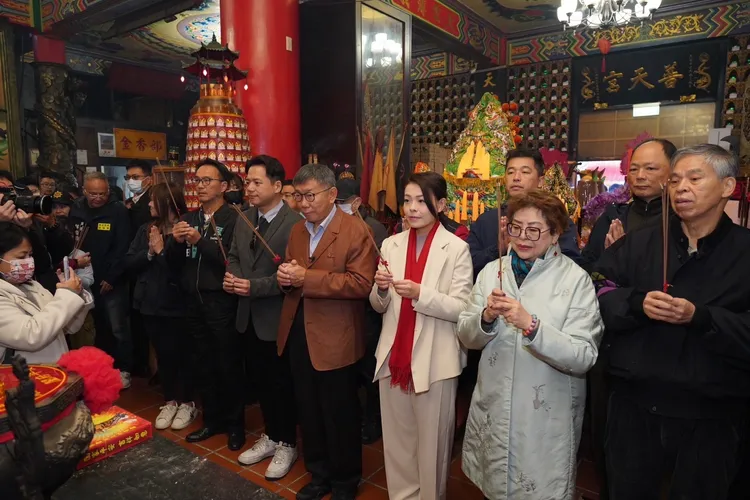 柯文哲合體高虹安赴廟參拜。民眾黨提供