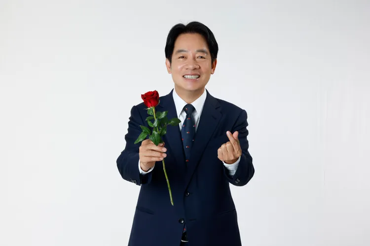 賴清德為搶占情人節版面，單獨秀手指愛心。民進黨提供