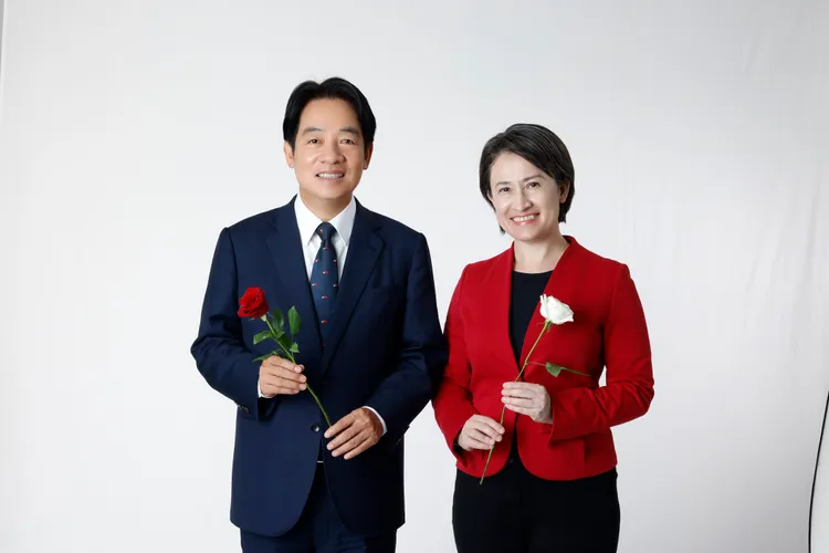 賴蕭二人拿著象徵情人節的玫瑰花拍照。民進黨提供