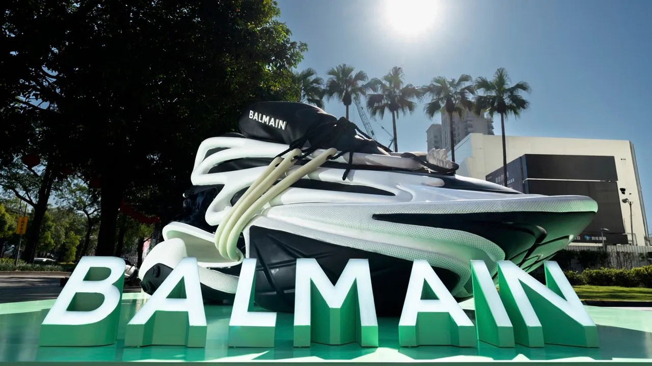 BALMAIN打造寬3.5、高1公尺的巨型UNICORN鞋款裝置藝術。品牌提供