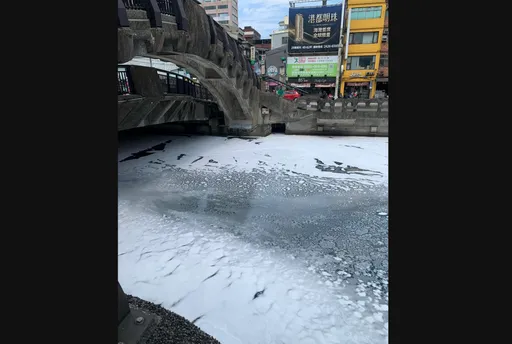基隆下雪了?田寮河覆蓋「一層白色」 原因竟與銀行有關