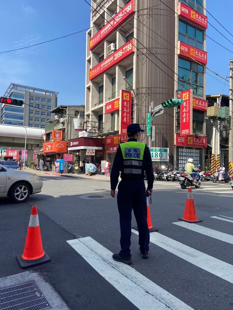 警方實施交通管制。翻攝畫面