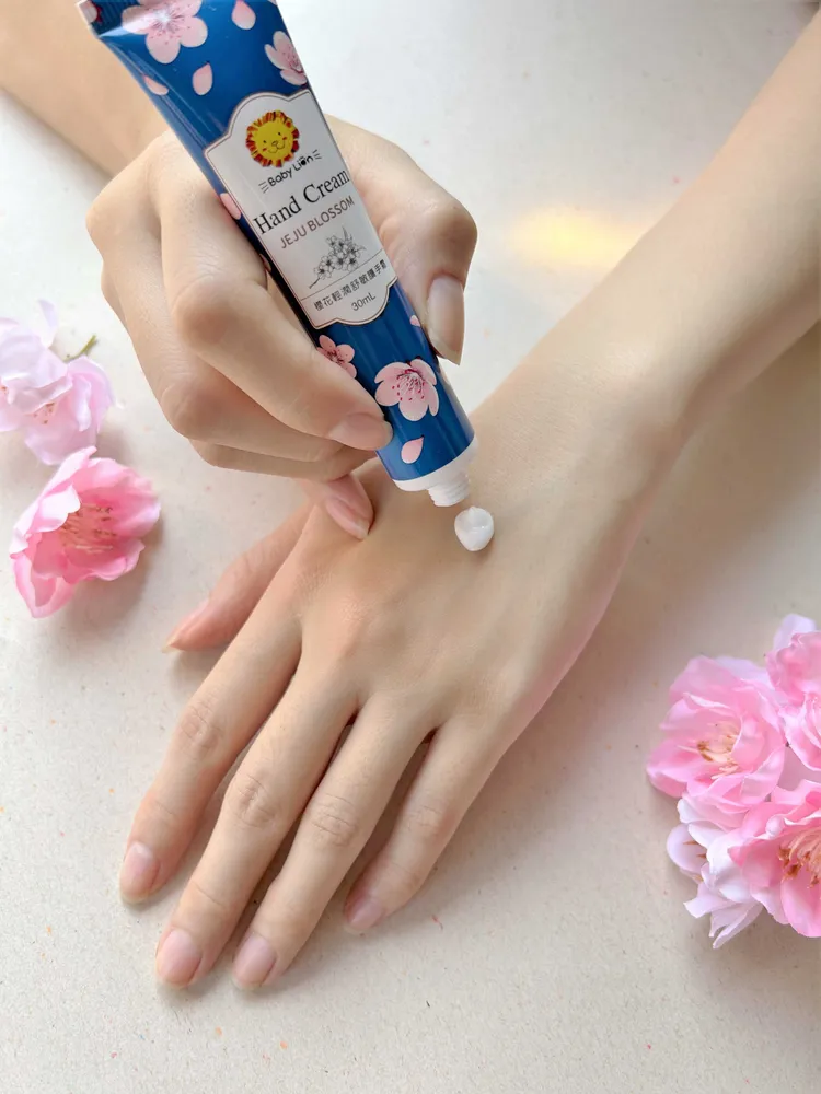 獅子寶寶櫻花輕潤舒敏護手霜，200元。品牌提供