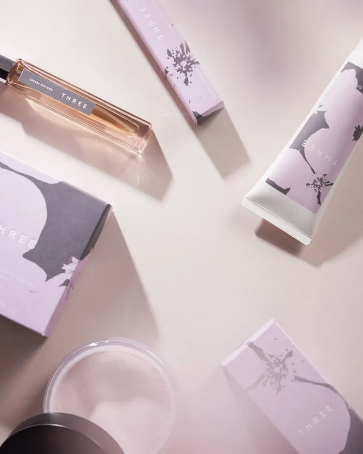 日系美妝THREE推出Sakura Midtown城中之櫻精油淡香水與Aroma護手霜。品牌提供