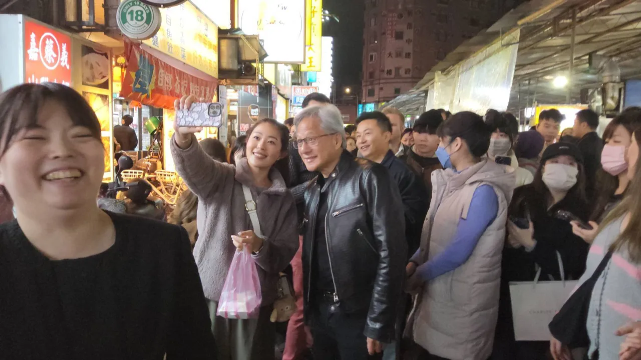 黄仁勋在宁夏夜市与粉丝合照。宁夏夜市自治会提供