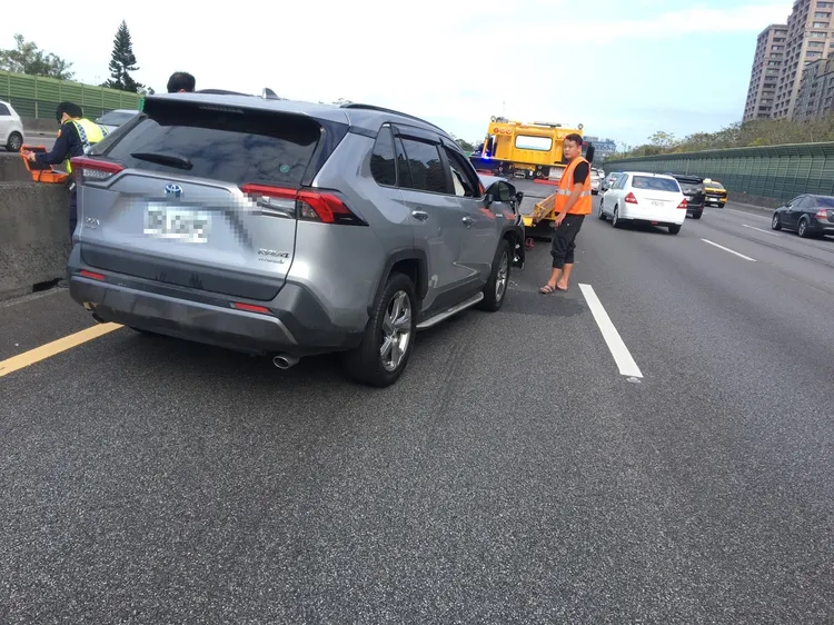 張善政座車在國道三號三峽路段發生車禍。國道警方提供