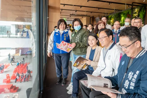 张善政开车载妻国道发生追撞车祸　张脚部擦伤妻胸闷送医