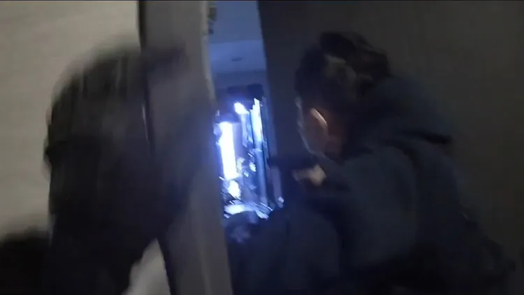 警方破門。桃園警分局提供