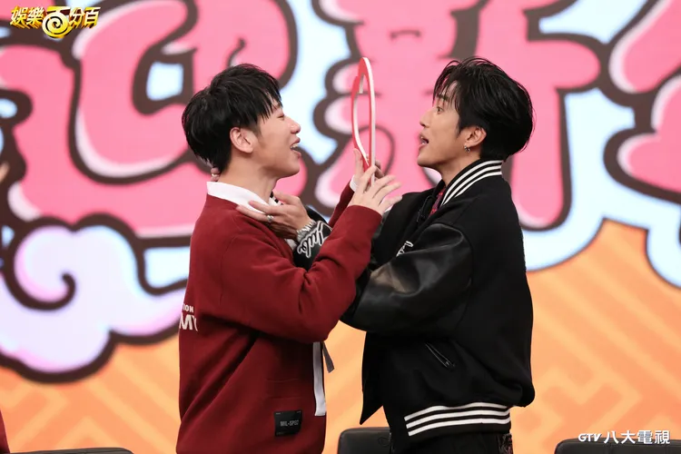 婁峻碩（右）玩刮刮樂，獲得與賴晏駒磨鼻子的機會。八大提供