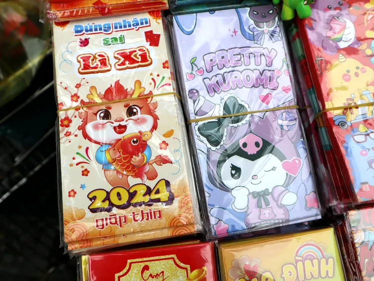 越南人稱紅包為Li Xi，音近廣東話的「利是」。越南人認為發紅包給小孩會為自己帶來好運，因此會準備大量小面額的紅包廣發小孩討吉利。中央社