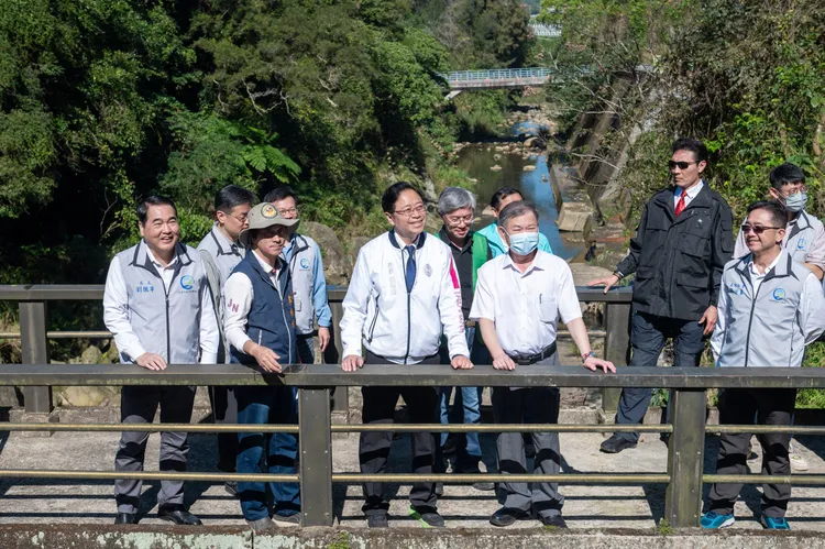 張善政視察大漢溪山豬湖生態親水園區。桃園市府提供