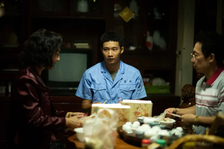 黃冠智（中）外表看似唱反調，但內心都很愛家人，角色個性跟他本人很像。右為郭子乾、楊麗音。八大提供