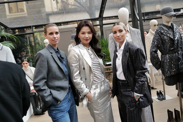 劉濤（中）身穿的西裝外套與長裙相當有氣勢。品牌提供