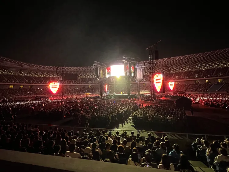 紅髮艾德今晚在高雄國家體育場開唱，5.6萬人擠爆現場。讀者提供