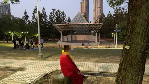 西藏喇嘛大安森林公園內走失 輕微失智還重聽!警獲報火速尋到人