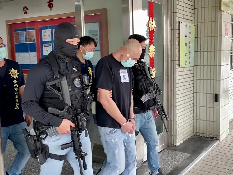 警方逮捕鍾嫌到案。讀者提供