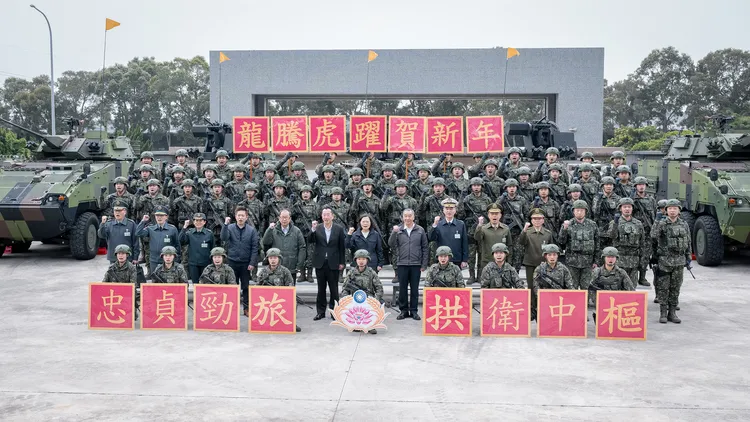 蔡英文期勉國軍繼續堅持精實勤訓。府提供