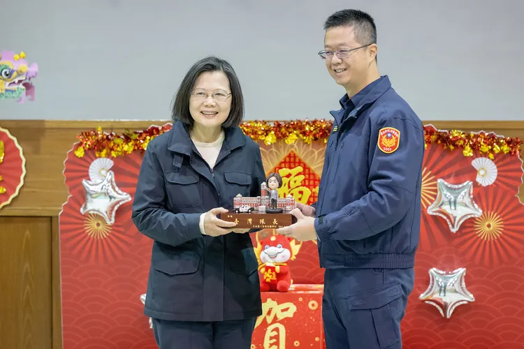 蔡英文慰勉警察同仁辛勞。府提供