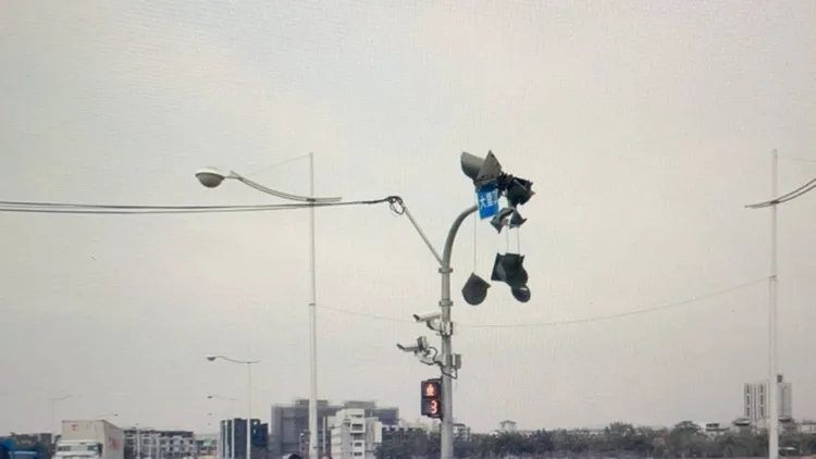 號誌燈搖搖欲墜。民眾提供