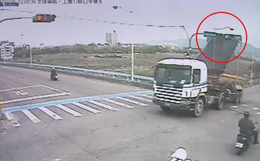 台中糊塗砂石車司機!未放下防塵網就直直駛 撞斷號誌燈挨罰還得賠錢修復