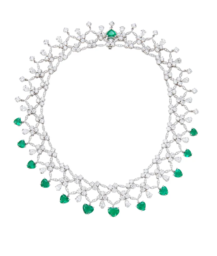 Red Carpet系列鑽石項鍊，18K白金項鍊鑲嵌13顆14克拉心形切割祖母綠、25顆10.32克拉梨形切割鑽石588顆33.45克拉鑽石，1708萬元。品牌提供