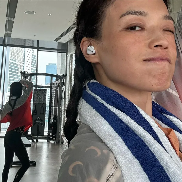 舒淇早先分享素顏自拍照，背後的鏡子展現了她的完美體態。翻攝sqwhat IG