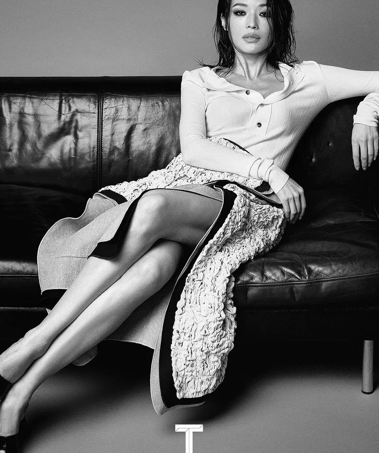 舒淇身著BOTTEGA VENETA服飾曬美腿。翻攝sqwhat IG