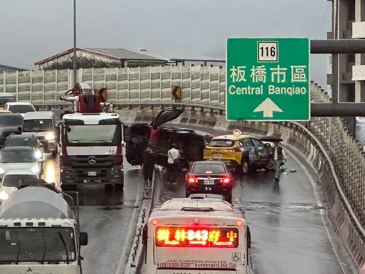 塞在車陣中的其他駕駛人，從遠處拍攝事故現場畫面。翻攝自臉書「爆廢1公社」