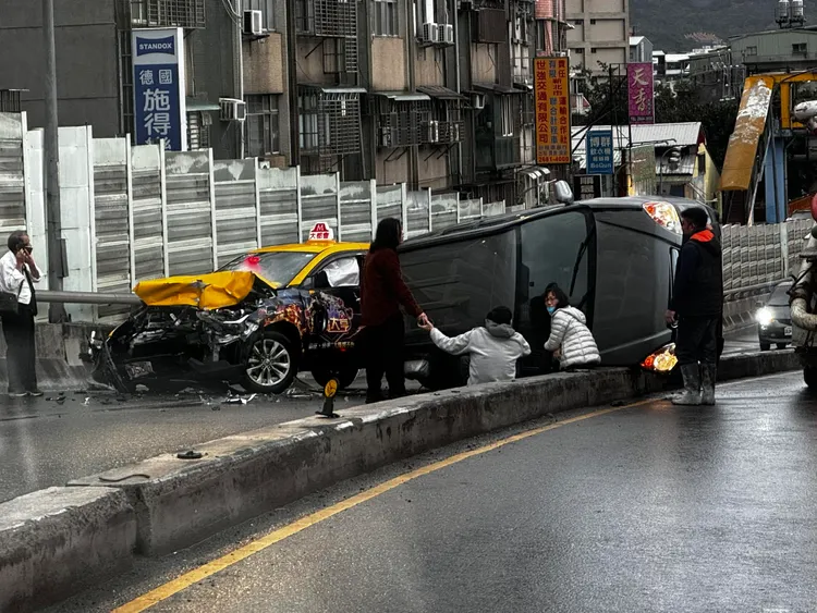 深色休旅車疑似衝過中央分隔島，逆撞小黃後翻車。翻攝自臉書「爆廢1公社」