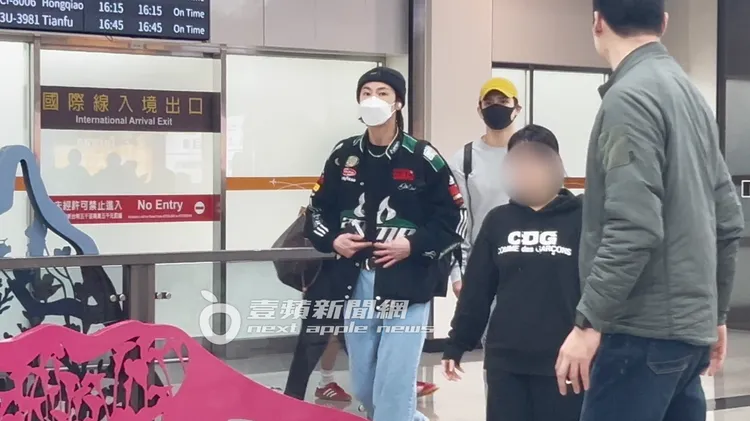 允浩看到保鑣禮貌點頭示意。陳薇安攝