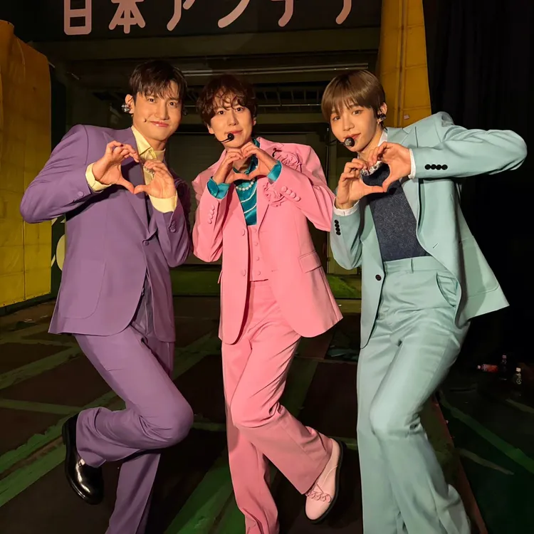 昌珉（左起）與圭賢、Shotaro在SMTWON表演《Idol》。翻攝圭賢IG