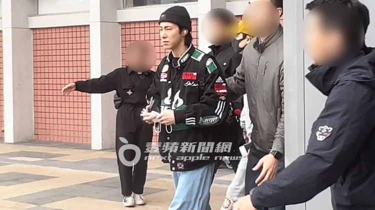 允浩走出機場後，拿掉口罩呼吸台灣新鮮的空氣。陳薇安攝