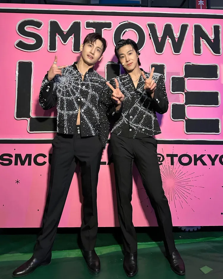 昌珉（左）、允浩昨天在日本參加家族演唱會SMTOWN。翻攝東方神起IG