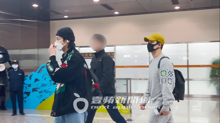 粉絲在旁守秩序目送允浩（左）、昌珉走上保母車。陳薇安攝