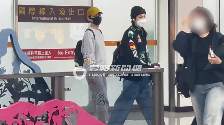 允浩（右）、昌珉睽違4年來台，不少粉絲為了偶像苦等1個半小時。陳薇安攝