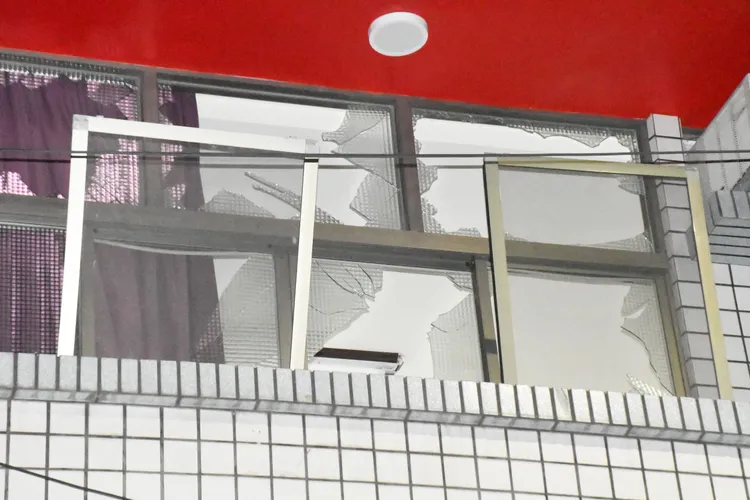 被害人門窗被炸裂。民眾提供