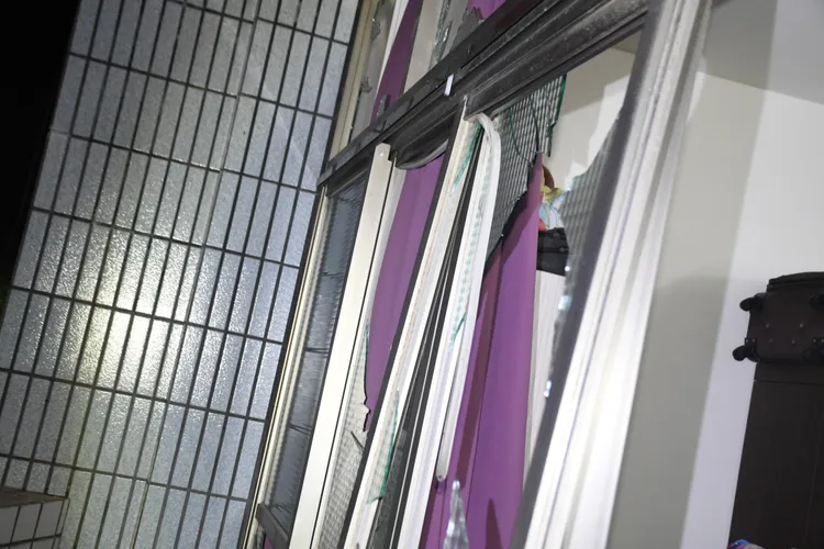 被害人二樓陽台門窗被炸碎。民眾提供