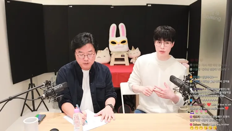 李棟旭（右）前天現身羅PD的頻道開直播，吐露曾經想引退，移民國外。翻攝YouTube