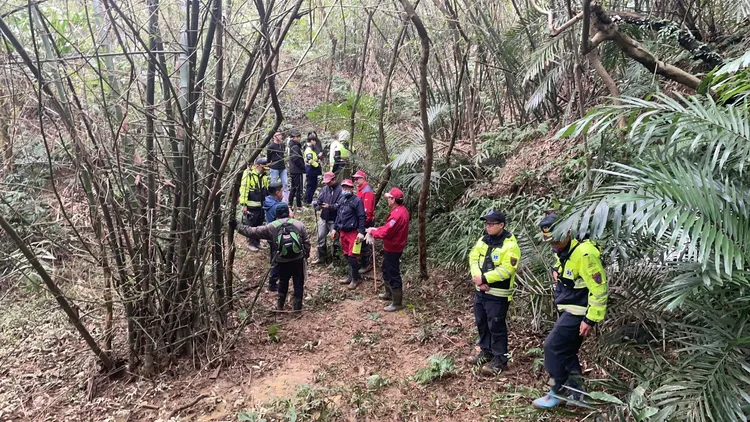 消防局獲報後，立刻派出大批人手入山找人。翻攝照片