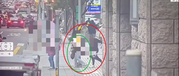 陳沂被藍褲男一路動手追打。翻攝畫面