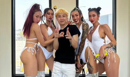 玖壹壹師弟豔福不淺 合體比基尼辣妹+美尻!認了:對她有反應