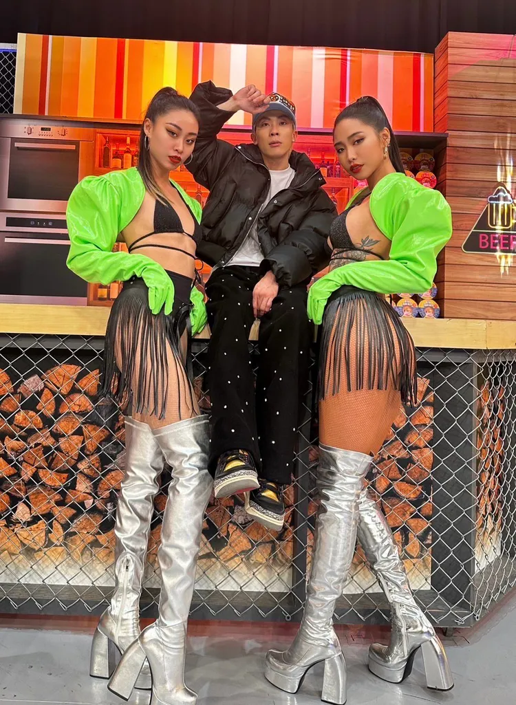 玖壹壹師弟潤少與辣妹拍照留念。混血兒娛樂提供