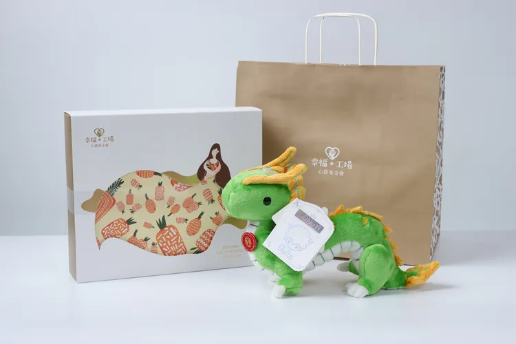 春節指定期間入住客房享精品迎賓贈禮，心路基金會幸福+土鳳梨酥餅乾禮盒一盒、Bellzi小青龍一隻。業者提供