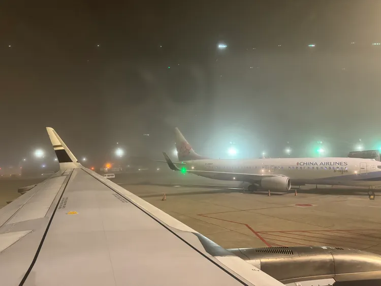 濃霧鎖機場！飛機一度無法降落。周姓讀者提供