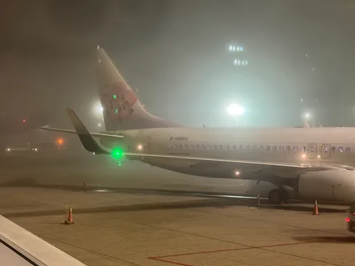 濃霧鎖機場!飛機一度無法降落 鳥瞰桃園見不到燈火