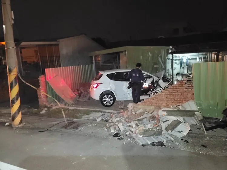 圍牆整片崩落，現場一片狼藉。讀者提供